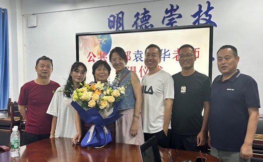 一群人站在房间里&#xA;&#xA;描述已自动生成