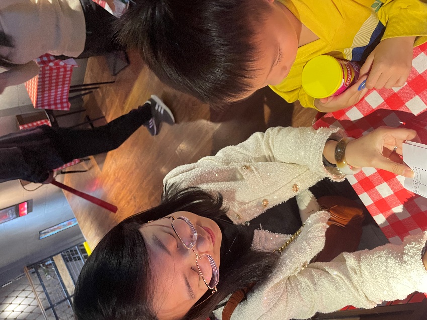 图片包含 人, 室内, 男人, 小孩&#xA;&#xA;描述已自动生成