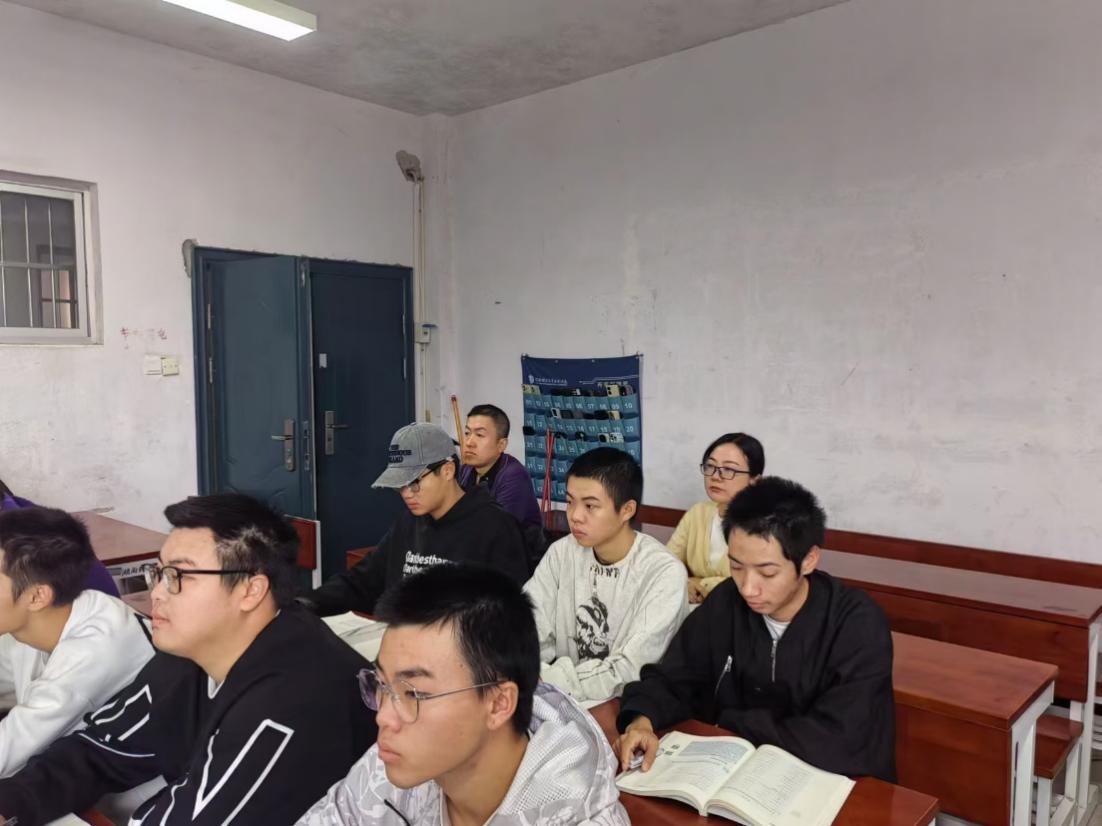 一群人在房间里描述已自动生成