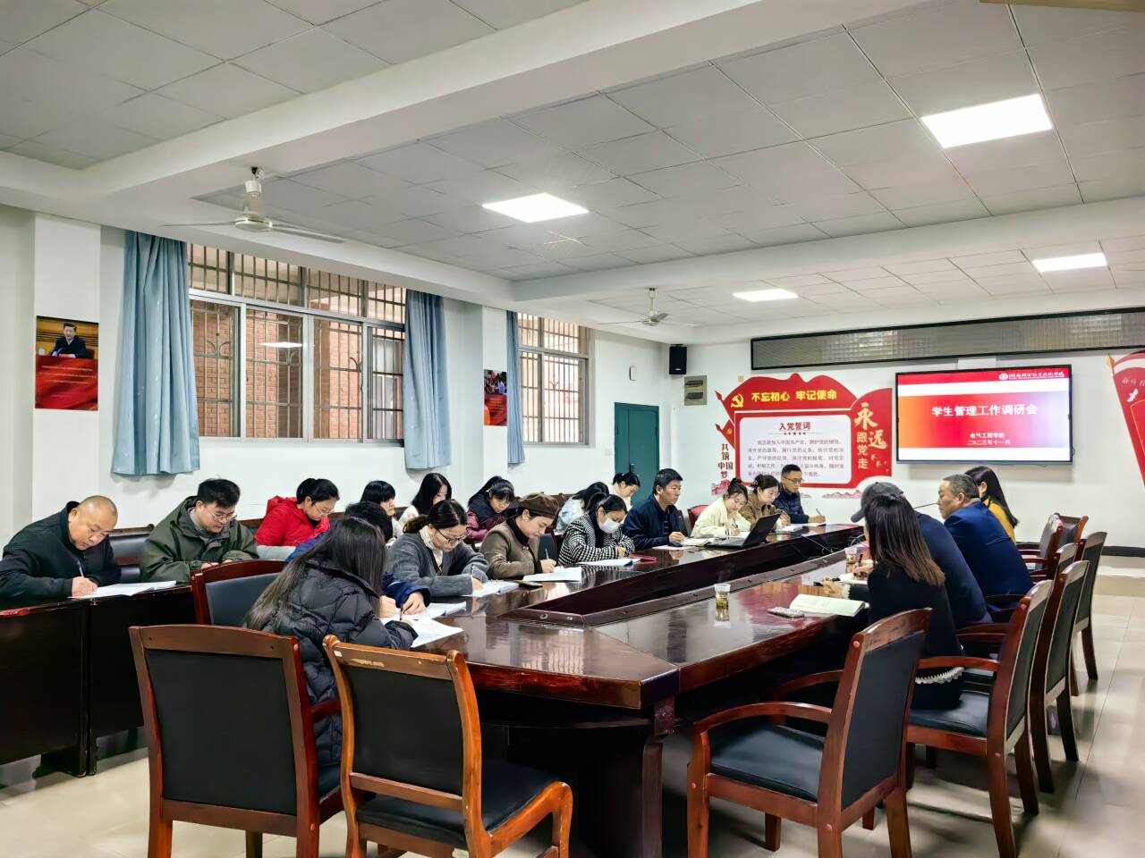 副校长李盖虎来电气学院调研2.jpg