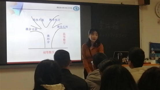 白板前的人们&#xA;&#xA;描述已自动生成