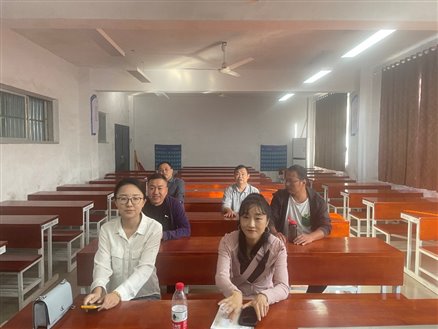图片包含 室内, 桌子, 天花板, 人&#xA;&#xA;描述已自动生成