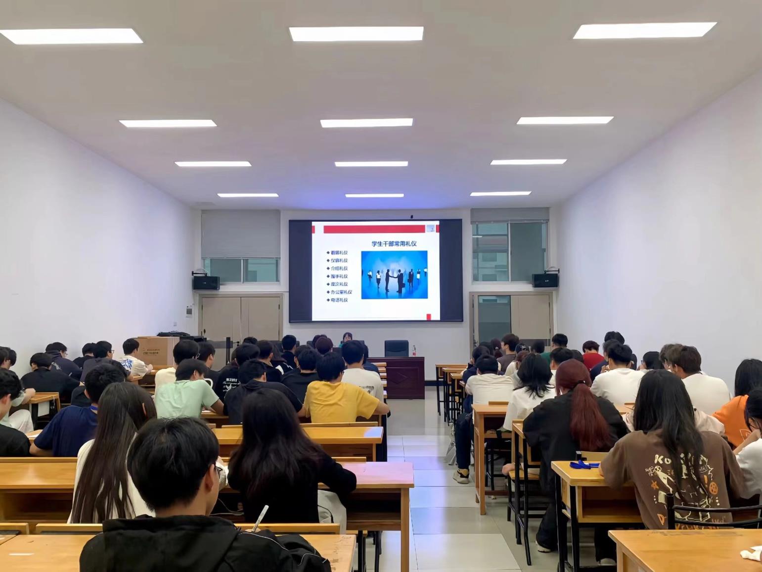 <strong>学生活动|高举青年旗帜 挺膺青年担当</strong>