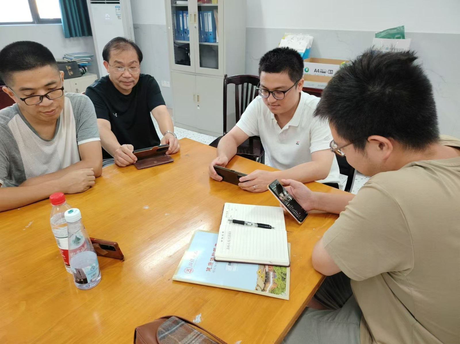 9.4收看高校示范微党课02.jpg