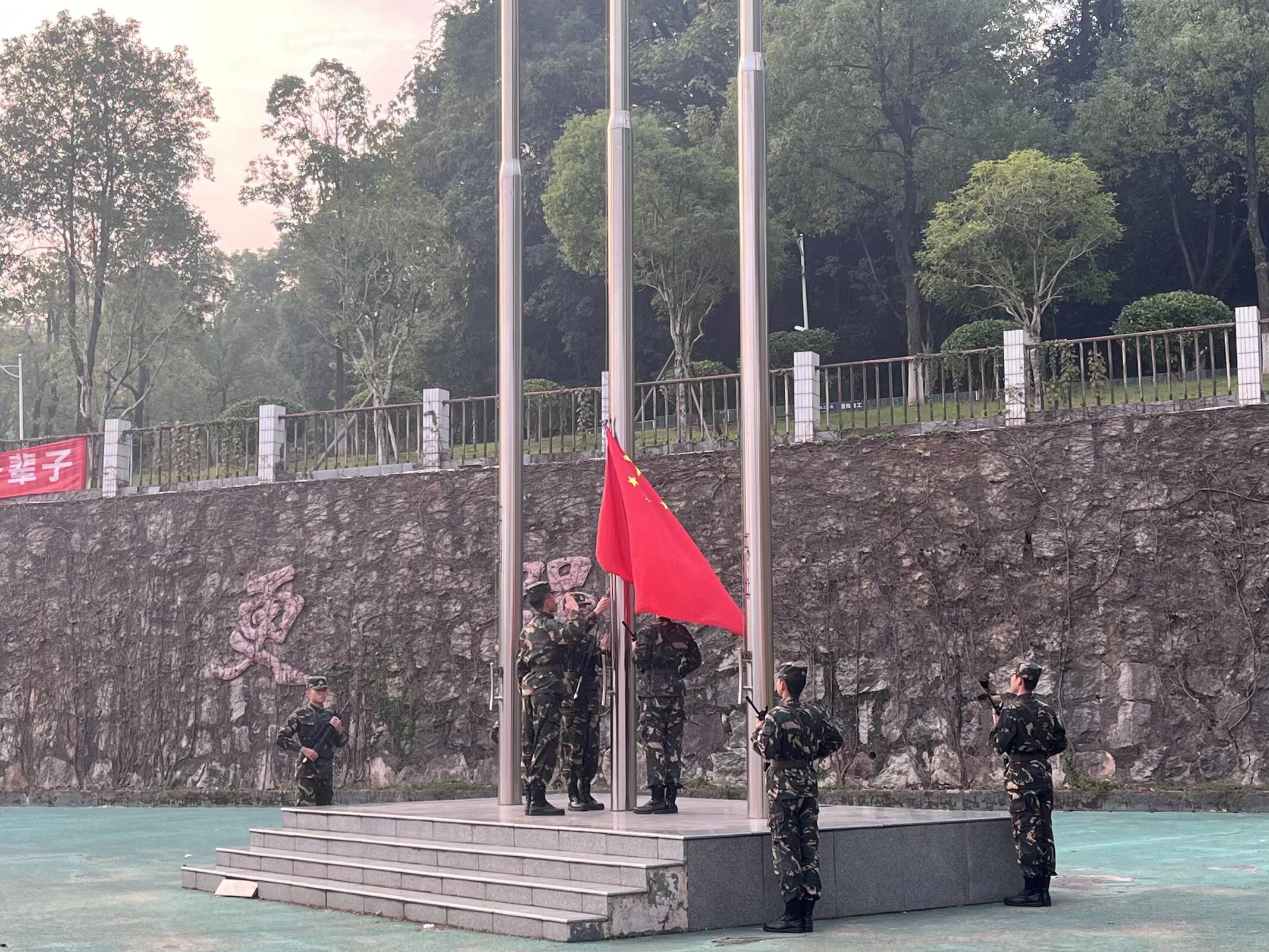 学生活动｜我院举行“践行学生日常行为文明规范”主题升旗仪式