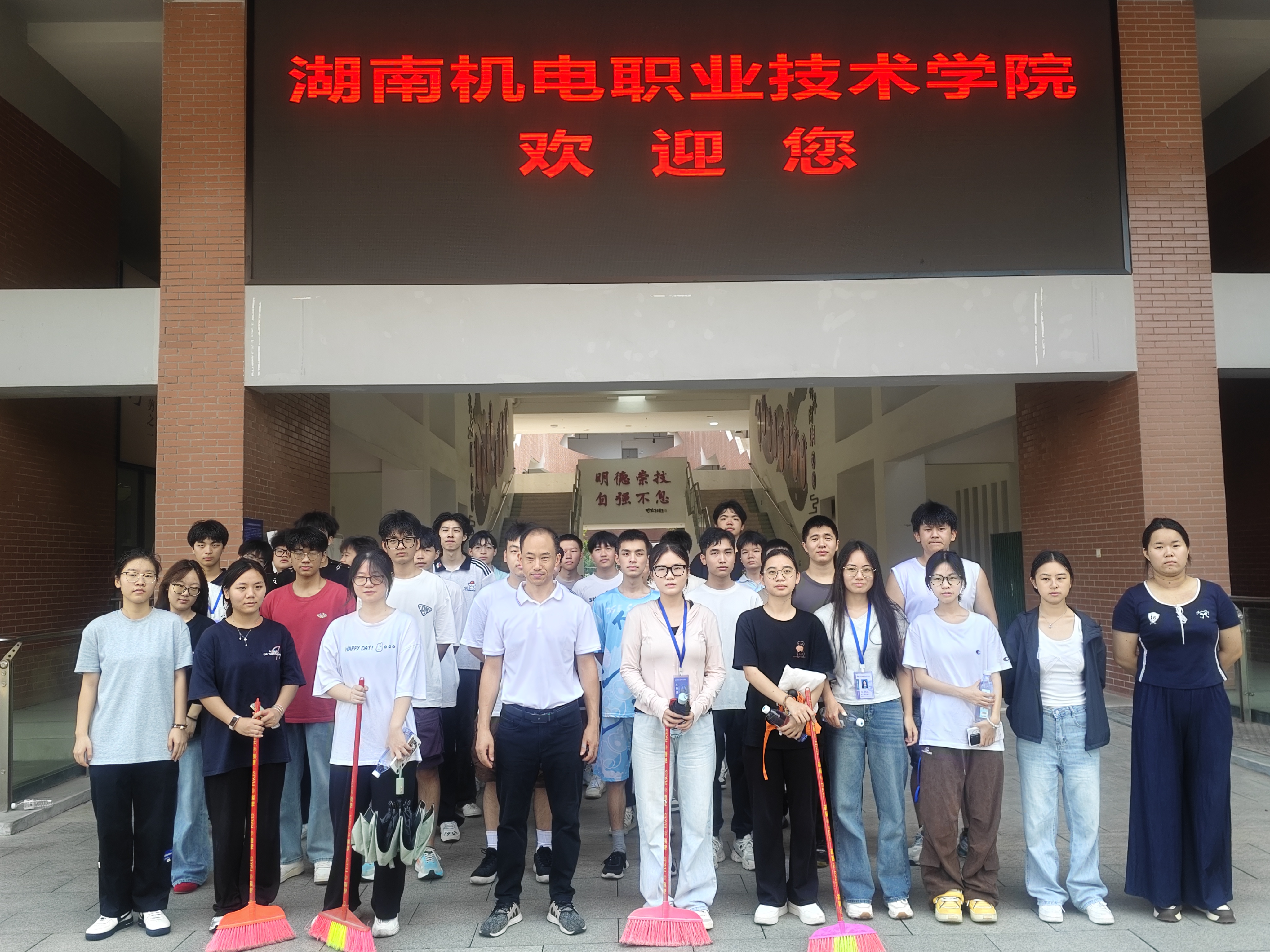 学生活动 | 团学力量与入党积极分子共行动，机械楼环境展新貌