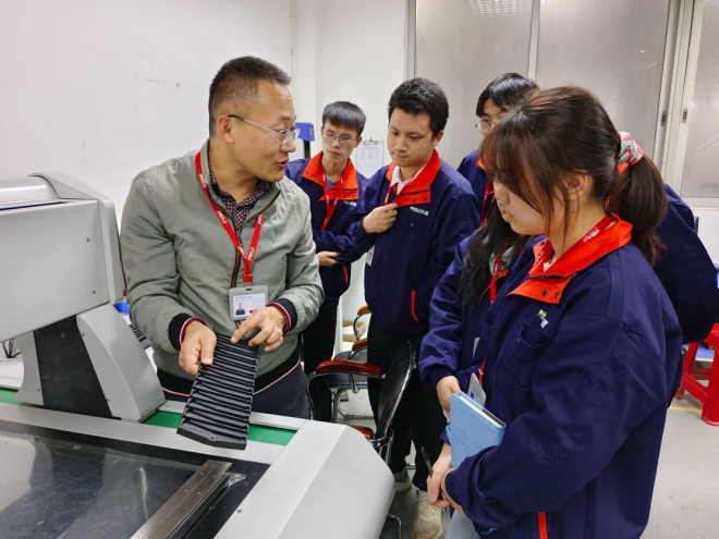企业导师现场指导学生操作影像仪