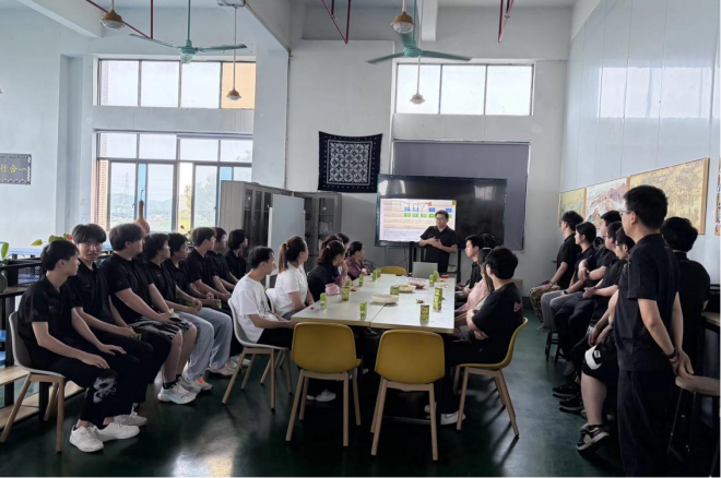 企业导师现场指导学生分析检测数据与复盘