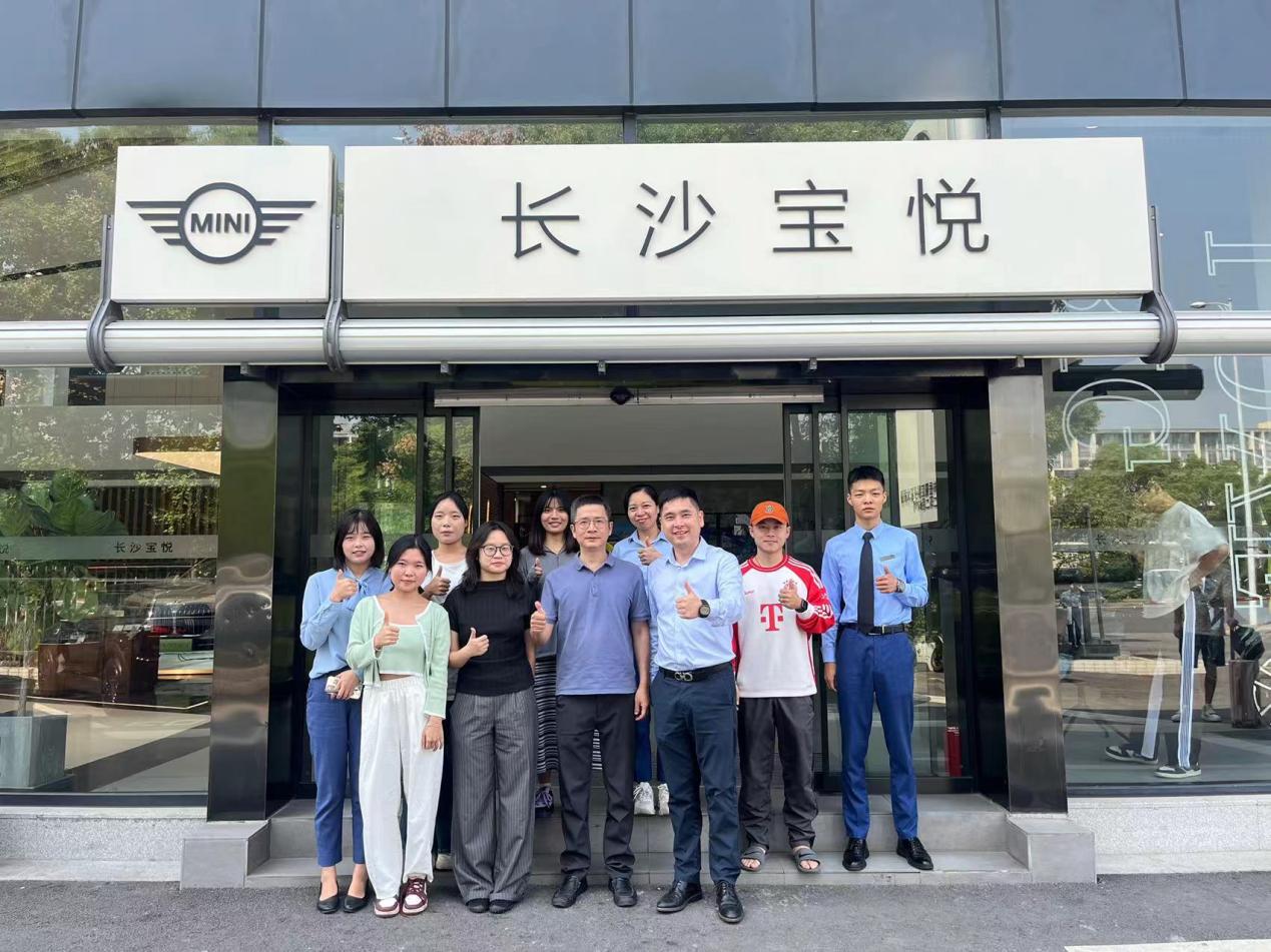 一群人站在商店门口&#xA;&#xA;描述已自动生成