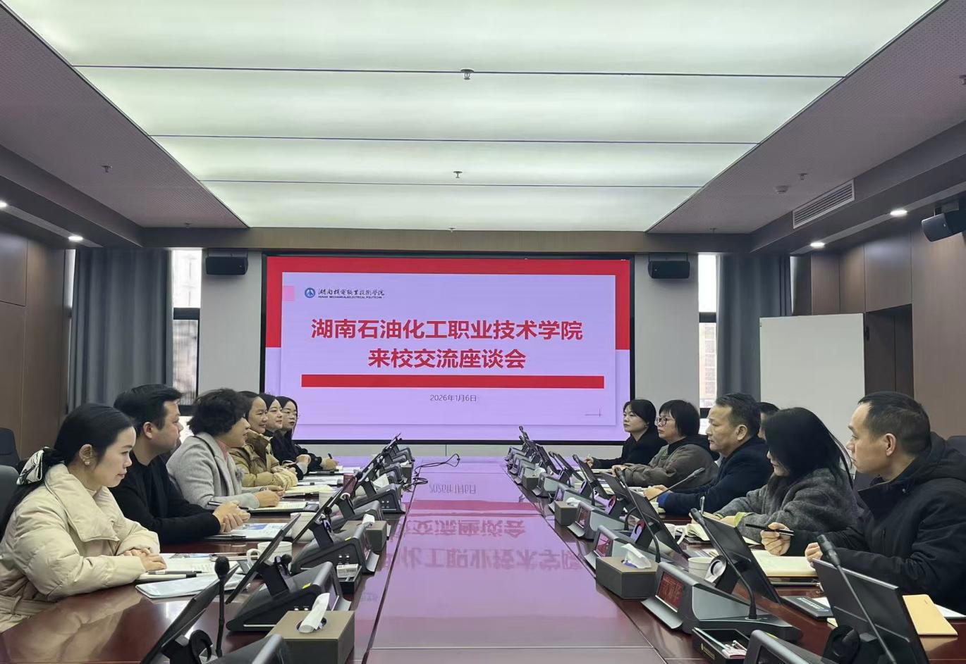 湖南石油化工职业技术学院一行来校考察交流