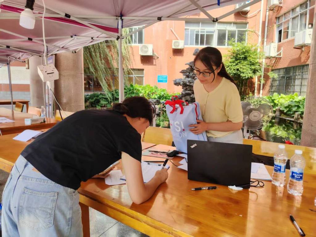 “绿色通道”暖人心 物资护航启新程——我校全力保障家庭经济困难新生顺利入学