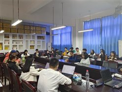 一群人在房间里的桌子前&#xA;&#xA;中度可信度描述已自动生成