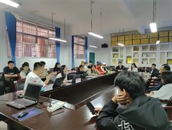 桌子上的电脑和人群&#xA;&#xA;描述已自动生成
