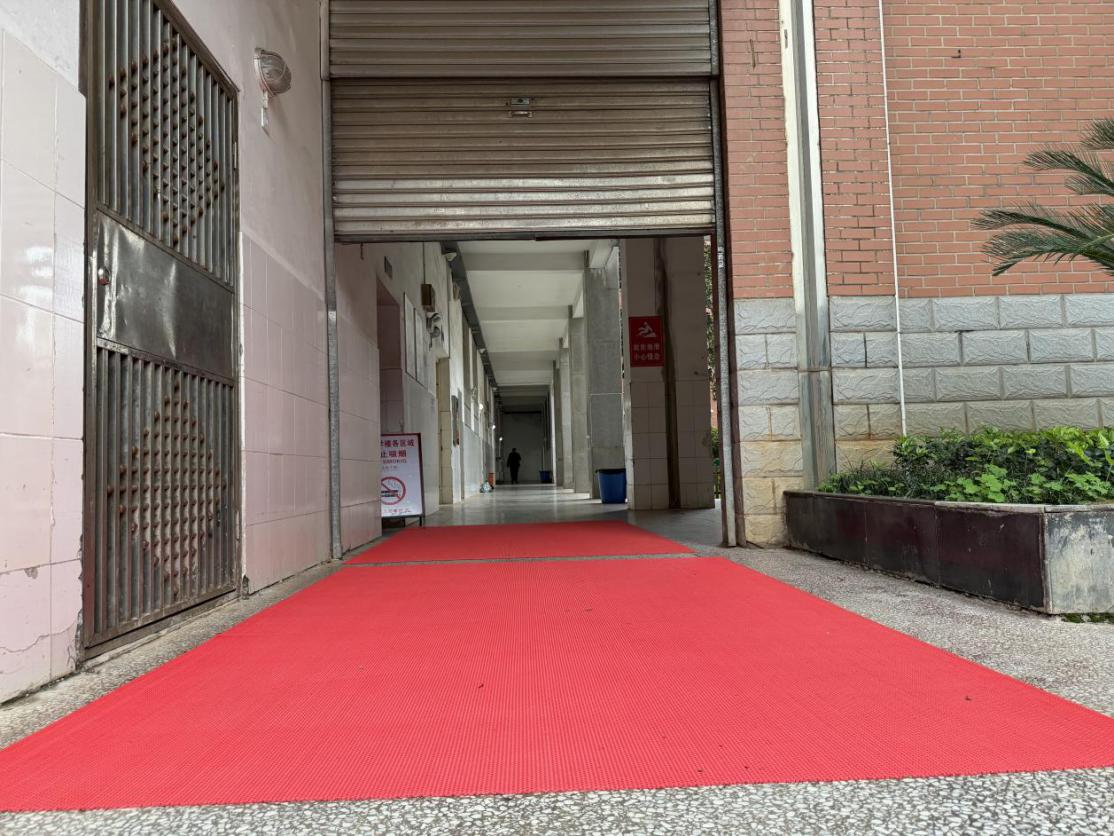暖心防滑护出行 筑牢安全守防线